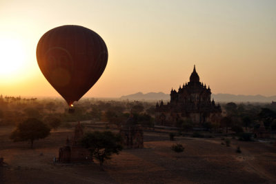 Balloon with Thabeik Hmauk Temple, Bagan