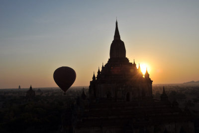 The other balloon passing by Sulamani Temple, Bagan