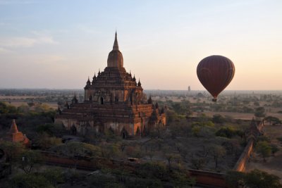 Balloon floating past Sulamani Temple, Bagan