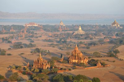 The major temples south of Old Bagan including the white stupa of Shwesandaw Phaya