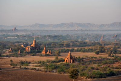 Temples on the edge of New Bagan
