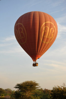 Balloon on approach to landing, Bagan