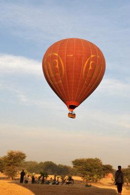 XY-AHF landing in a field near New Bagan