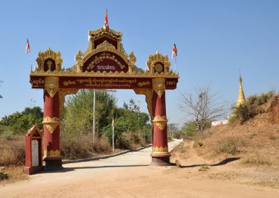 Gateway to a monastery south of Tada-U (N21 47.22/E095 58.76)