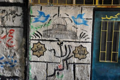 Graffiti with doves over the Dome of the Rock and the phrase Allah Akbar