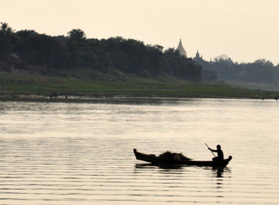 Boat paddling across the Irrawaddy River at Bagan