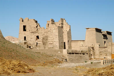 g3/93/329493/3/55941294.LuxorJan06348.jpg