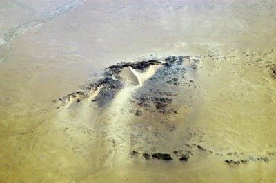 Sand dune built up against rocky outcropping, southern Algeria, Sahara (21 55 40N/004 14 40E)