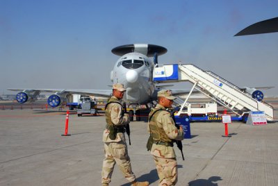 USAF personnel guarding an AWACS E-3, USAF 552 Air Control Wing