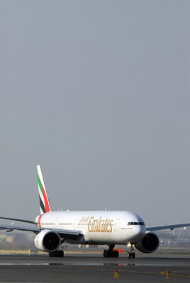 Emirates Airline B777-300ER (A6-EBT)