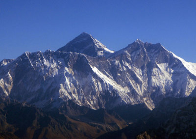 Mt Everest (8848m/29,028ft) Lhotse (8516m/27,940ft)