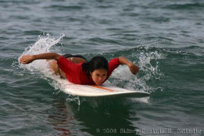 Wahine Longboard: Paddling to catch the wave