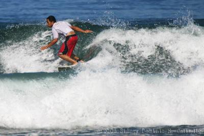 Men's Shortboard: Carlos Sotto trims the wave