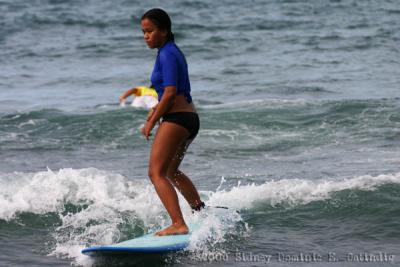 Wahine Longboard: Elaine getting a ride...