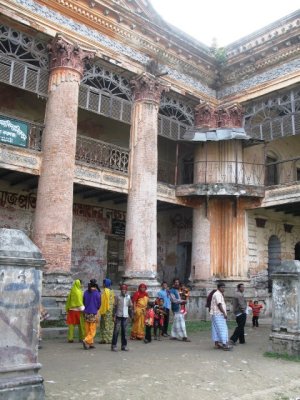 the sadly dilapidated Puthia Rajbari palace