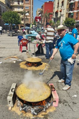 Calle Mediterraneo; cooking Paella