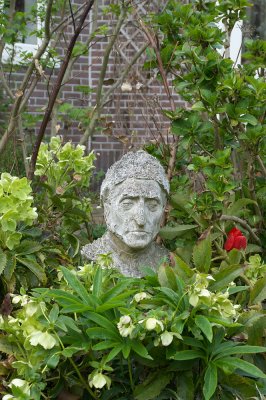 statue