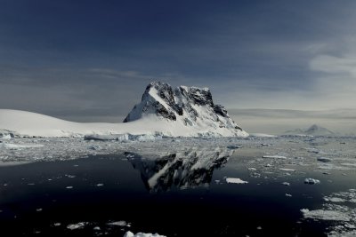 Antarctica 0159 Lemaire Channel.jpg