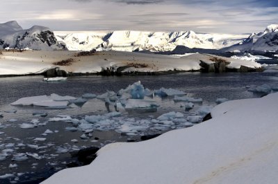 Antarctica 0203 Useful Islands.jpg
