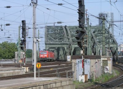 six tracks on three parallel bridges over the Rhine River