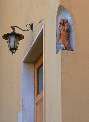 Corner Madonna Niche 9962.jpg