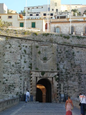 El Corsario Above the Old City Gates (4/7)