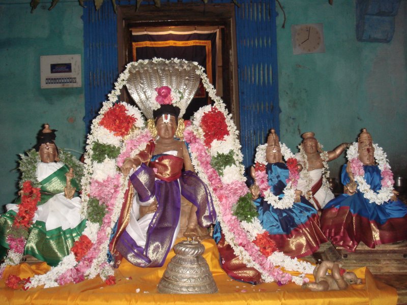 SriVaikunthaNathar_consorts.jpg