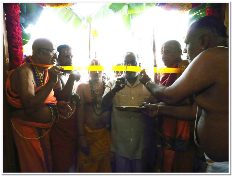 20-with mangalasasanams of HH Jeeyars TTD offical inagurating the mutt.JPG