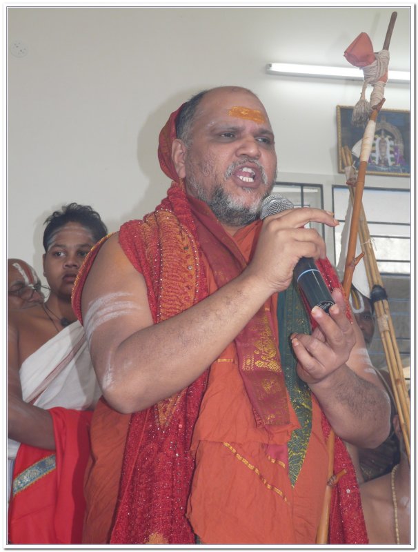 22-HH sarada peetam swamiji delivering the anugraha bAshanam.JPG