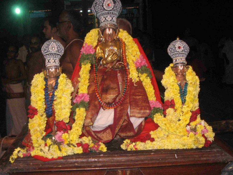 NAM AZVAR AT THE CENTRE - thozhuthezhen manane TO OUR LEFT - MADHURAKAVI aZVaR, nathamuni to our rightr.jpg