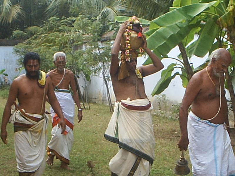 thirumanjana theertham on pradakshiNam