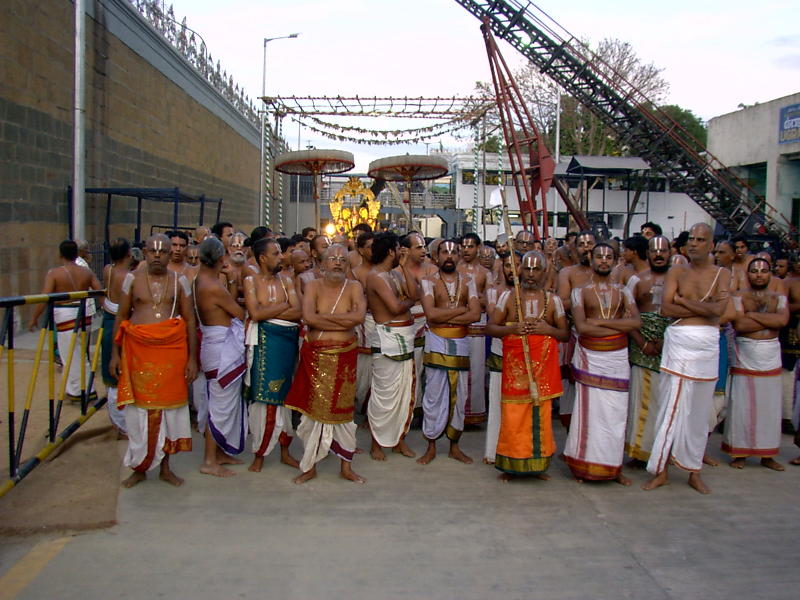 18-Arulicheyal goshti during Thiruvangadamudayan thiruveedhi purappadu.JPG