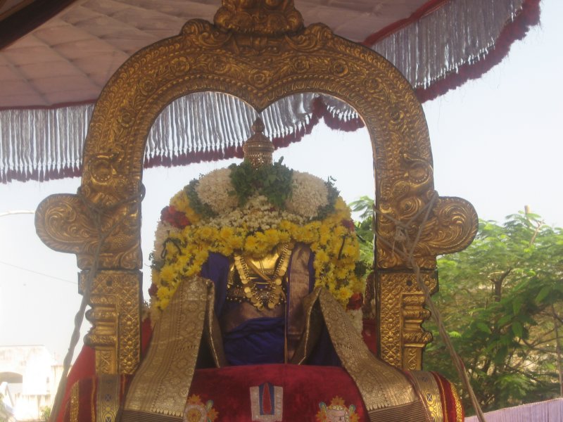 04-munnilum pin azhagia perumAL.jpg