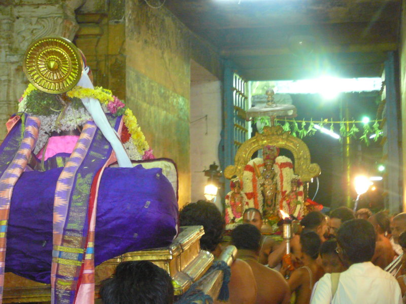 Maamunigal and Varadan ethir sevai.JPG