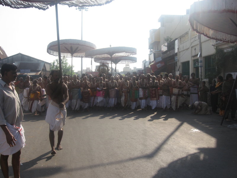 32-The grand big gOshti of maMunikaL follwed by ennai ALudai appan.jpg