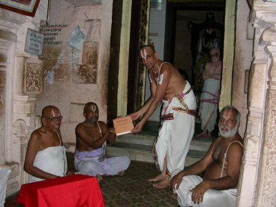 04-Periya nambi swami releasing Ammal acharyan swami receiving.jpg