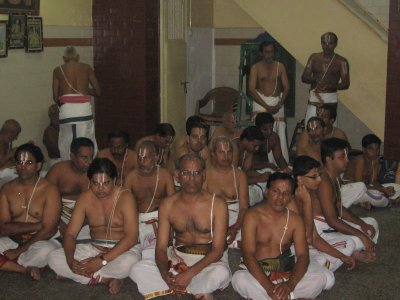 04-more gosti members join the gosti, after kalasandhi at Sri Parthasarathy Svami sannidhi.jpg