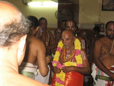 05-Maryathai to nam svami from Thelliya singam aagiya thevu Sri Sarathy Bhattar honoring nam svami.jpg