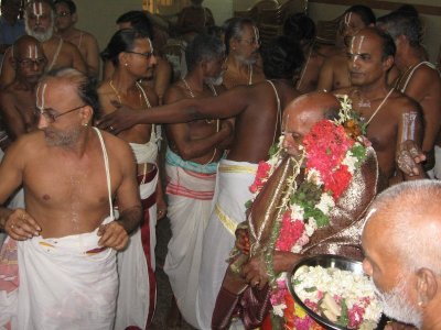 07-Sri Damodaran svami honoring nam svami with maryathais from Thriunagari Vayalali manavalan and Thirumangai Azvar