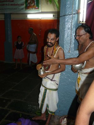 Sri mudaliyandan swamy offering sripAda theertham.jpg