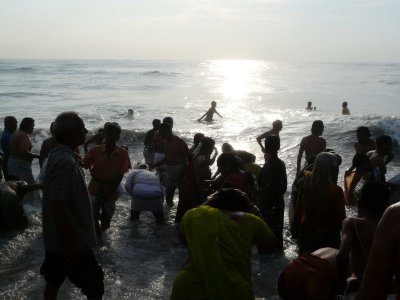 Devotees performing samudra snAnam after chakratAzhwazhwar snanam.jpg