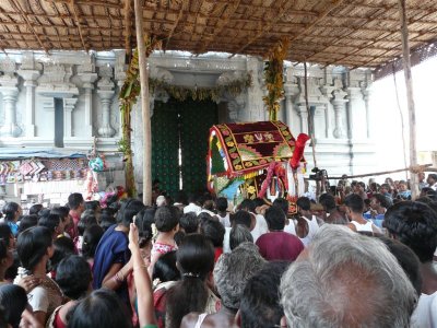 Doors are closed by ubaya naachiyars when perumal tries to enter temple.JPG