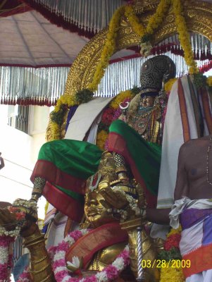 Thiruvallikeni Sri Ramar_periya Thiruvadi_side view2.jpg
