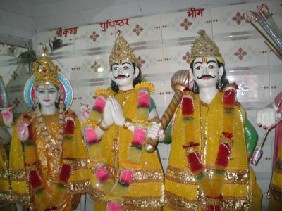 Krishna and Pandavas, near Saratalpam, Kurukshetra.JPG
