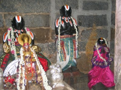 Swami desikan and Koti kannika Thathachariar.JPG