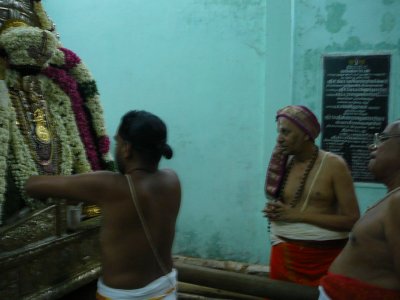 Thirukovalur Jeeyar Swami Mangalaasaasanam to Maamunigal @ Vaahana Mandapam.JPG