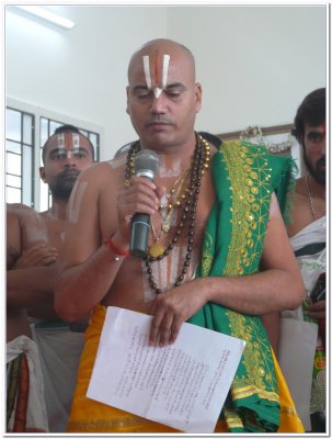 20A-Sri Vidyabhaskarar swamy - mahanth from Ayodhya delivering anugrahabhasanam.JPG