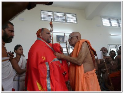 21-HH swamy honouring Sri HH Sarada peet swamiji who came to wish swamy on his thirunakshatram.JPG