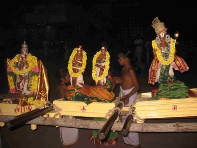 PeriAzvAr thomdaradippodi azhwar, and thirumangai azhwar.jpg