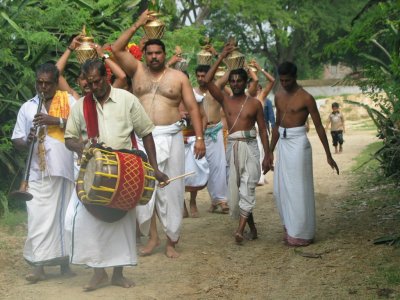 Tirumanjana kudam from Lotus tank.JPG